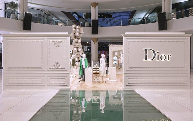 داخل بوتيك ديور المؤقت لتصاميم جوناثان أنردسون في دبي مول